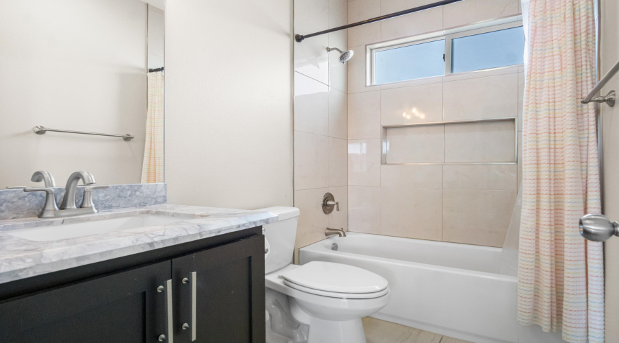 211 Glen Cook Dr., LAREDO, Texas 78041, 4 Bedrooms Bedrooms, 7 Rooms Rooms,2 BathroomsBathrooms,Residential,For Sale,211 Glen Cook Dr.,20255235