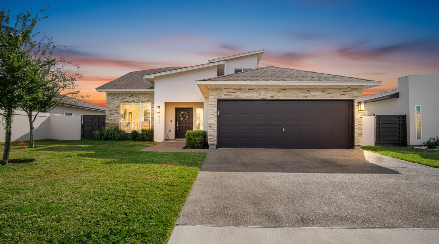 211 Glen Cook Dr., LAREDO, Texas 78041, 4 Bedrooms Bedrooms, 7 Rooms Rooms,2 BathroomsBathrooms,Residential,For Sale,211 Glen Cook Dr.,20255235