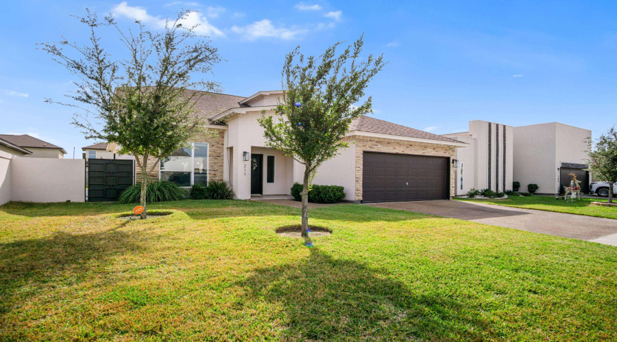 211 Glen Cook Dr., LAREDO, Texas 78041, 4 Bedrooms Bedrooms, 7 Rooms Rooms,2 BathroomsBathrooms,Residential,For Sale,211 Glen Cook Dr.,20255235