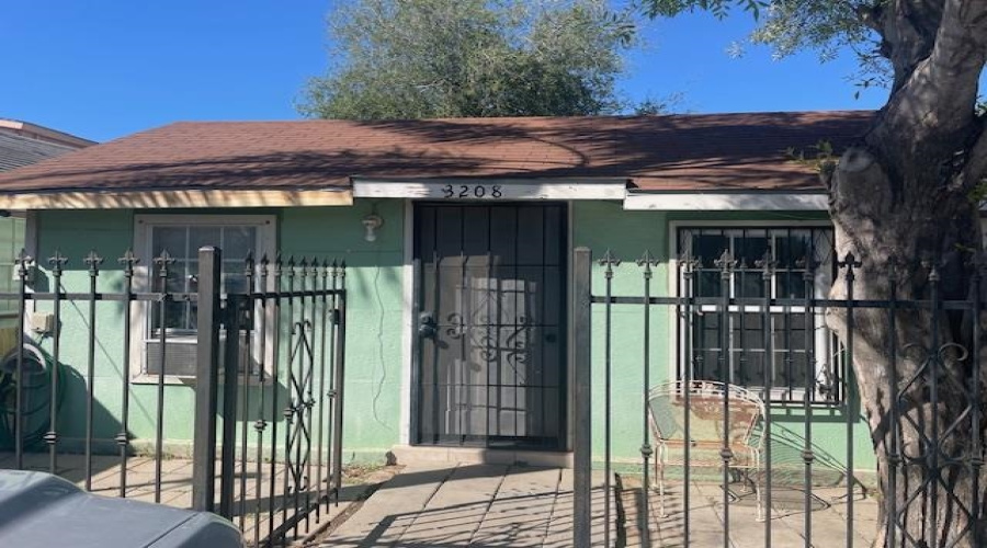 3206 Flores Ave, Laredo, Texas 78040, 2 Bedrooms Bedrooms, 4 Rooms Rooms,2 BathroomsBathrooms,Residential,For Sale,3206 Flores Ave,20255244