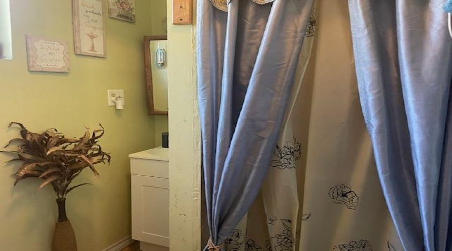 3206 Flores Ave, Laredo, Texas 78040, 2 Bedrooms Bedrooms, 4 Rooms Rooms,2 BathroomsBathrooms,Residential,For Sale,3206 Flores Ave,20255244