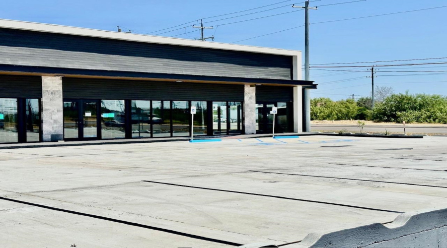 101 North American Rd., LAREDO, Texas 78041, 6 Rooms Rooms,2 BathroomsBathrooms,Commercial retail/office,For Rent,101 North American Rd.,20243268