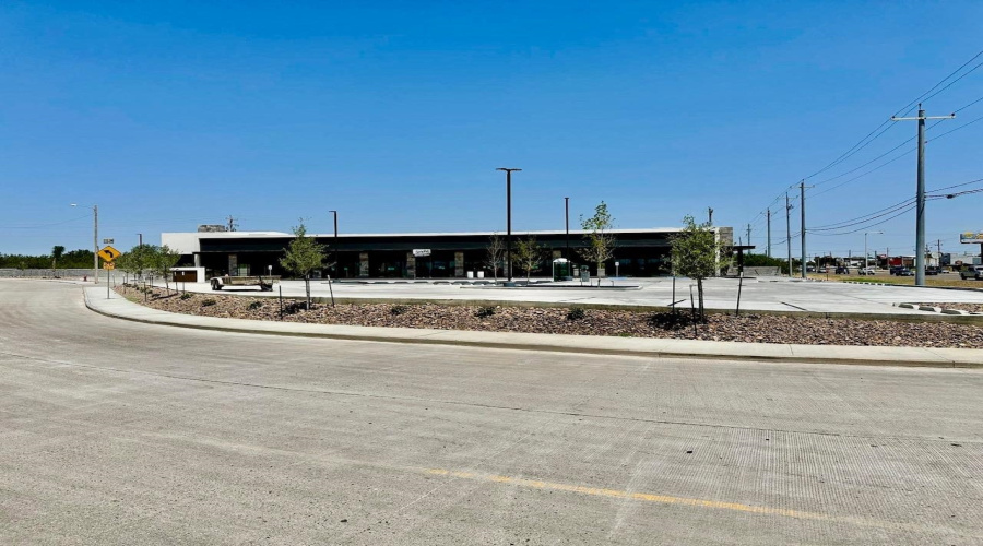 101 North American Rd., LAREDO, Texas 78041, 6 Rooms Rooms,2 BathroomsBathrooms,Commercial retail/office,For Rent,101 North American Rd.,20243268