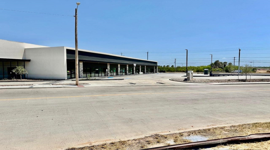 101 North American Rd., LAREDO, Texas 78041, 6 Rooms Rooms,2 BathroomsBathrooms,Commercial retail/office,For Rent,101 North American Rd.,20243271