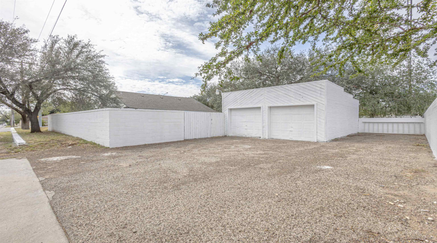 2020 Clark Blvd, LAREDO, Texas 78043, 3 Bedrooms Bedrooms, 5 Rooms Rooms,2 BathroomsBathrooms,Residential,For Sale,2020 Clark Blvd,20255258
