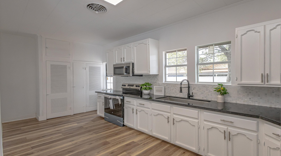 2020 Clark Blvd, LAREDO, Texas 78043, 3 Bedrooms Bedrooms, 5 Rooms Rooms,2 BathroomsBathrooms,Residential,For Sale,2020 Clark Blvd,20255258