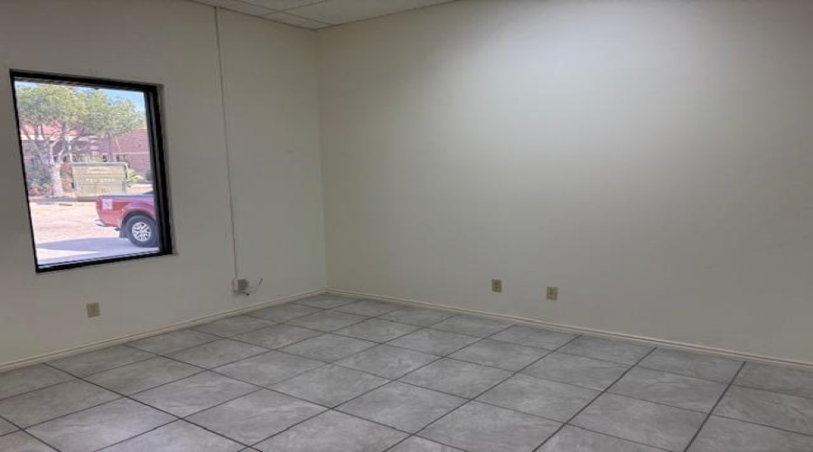 5415 Springfield Ave, Laredo, Texas 78041, 6 Rooms Rooms,1 BathroomBathrooms,Commercial retail/office,For Sale,5415 Springfield Ave,20255255