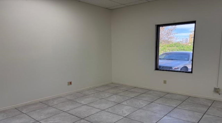 5415 Springfield Ave, Laredo, Texas 78041, 6 Rooms Rooms,1 BathroomBathrooms,Commercial retail/office,For Sale,5415 Springfield Ave,20255255