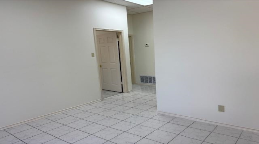 5415 Springfield Ave, Laredo, Texas 78041, 6 Rooms Rooms,1 BathroomBathrooms,Commercial retail/office,For Sale,5415 Springfield Ave,20255255