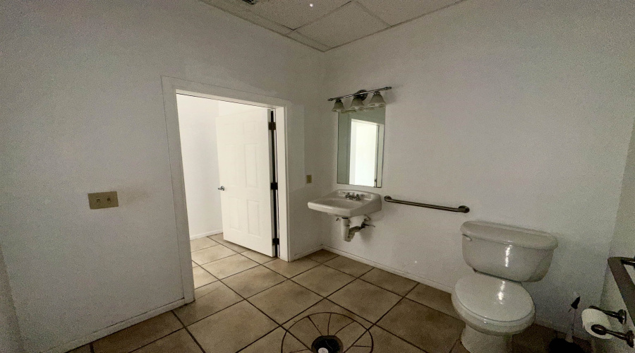 3806 U.S. Hwy 359, Laredo, Texas 78046, 1 Room Rooms,1 BathroomBathrooms,Commercial retail/office,For Rent,3806 U.S. Hwy 359,20253000