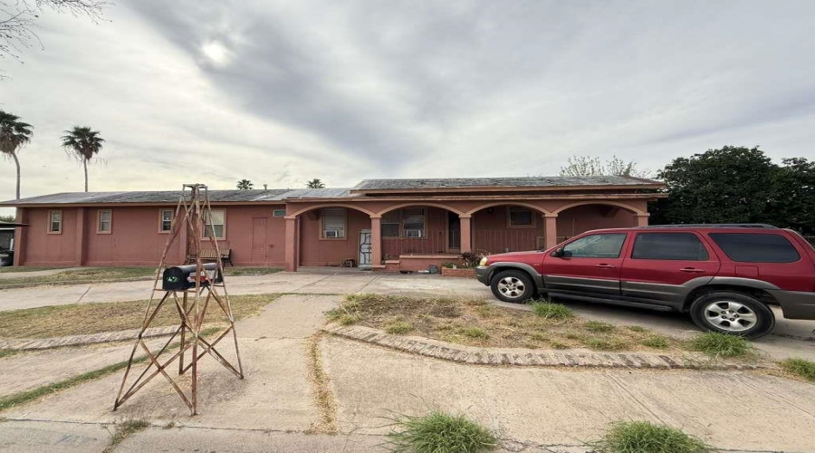 701 W Amiens E Pl, Laredo, Texas 78045, 5 Bedrooms Bedrooms, 6 Rooms Rooms,2 BathroomsBathrooms,Residential,For Sale,701 W Amiens E Pl,20255281