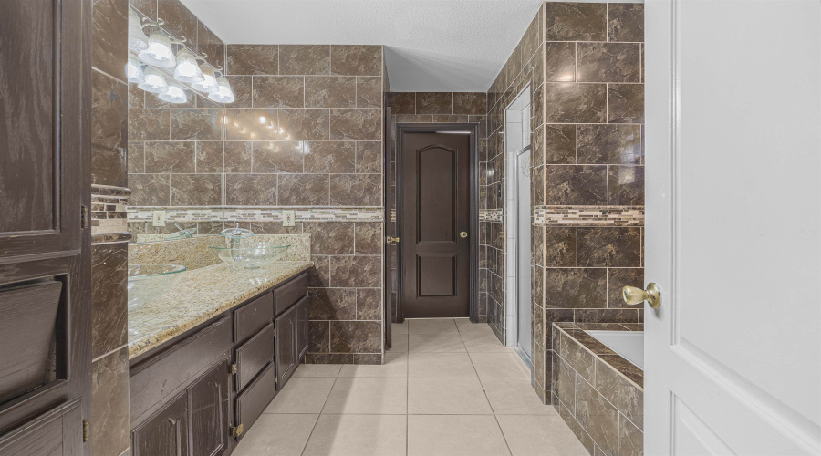 241 North Beach Ln, Laredo, Texas 78041, 4 Bedrooms Bedrooms, 7 Rooms Rooms,3 BathroomsBathrooms,Residential,For Sale,241 North Beach Ln,20255290