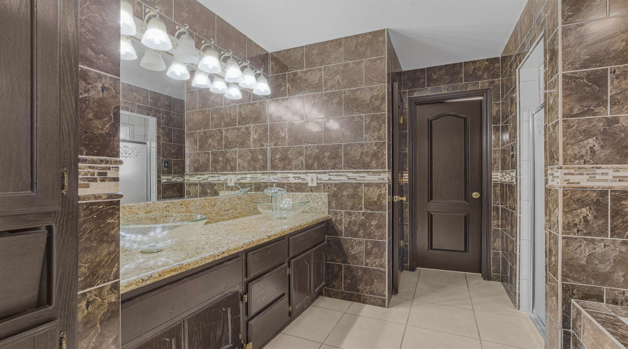 241 North Beach Ln, Laredo, Texas 78041, 4 Bedrooms Bedrooms, 7 Rooms Rooms,3 BathroomsBathrooms,Residential,For Sale,241 North Beach Ln,20255290