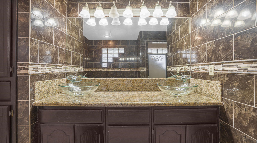 241 North Beach Ln, Laredo, Texas 78041, 4 Bedrooms Bedrooms, 7 Rooms Rooms,3 BathroomsBathrooms,Residential,For Sale,241 North Beach Ln,20255290