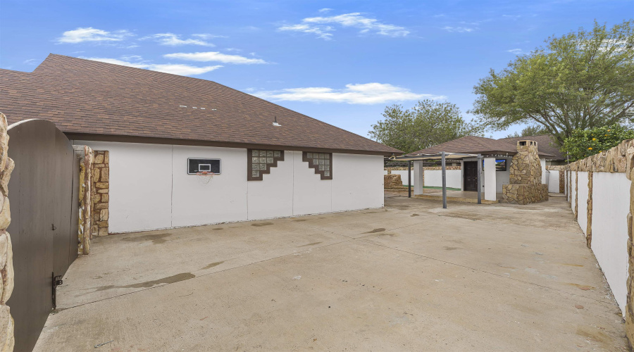 241 North Beach Ln, Laredo, Texas 78041, 4 Bedrooms Bedrooms, 7 Rooms Rooms,3 BathroomsBathrooms,Residential,For Sale,241 North Beach Ln,20255290