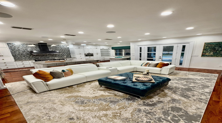 115 Crenshaw Dr, Laredo, Texas 78045, 3 Bedrooms Bedrooms, 9 Rooms Rooms,4 BathroomsBathrooms,Residential,For Sale,115 Crenshaw Dr,20255291