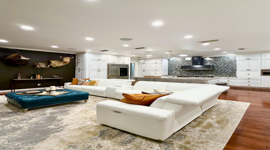 115 Crenshaw Dr, Laredo, Texas 78045, 3 Bedrooms Bedrooms, 9 Rooms Rooms,4 BathroomsBathrooms,Residential,For Sale,115 Crenshaw Dr,20255291