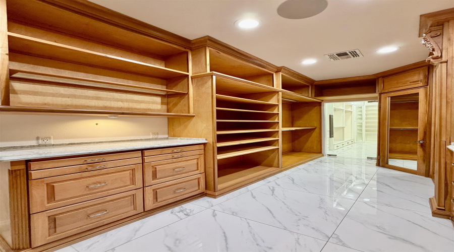 115 Crenshaw Dr, Laredo, Texas 78045, 3 Bedrooms Bedrooms, 9 Rooms Rooms,4 BathroomsBathrooms,Residential,For Sale,115 Crenshaw Dr,20255291