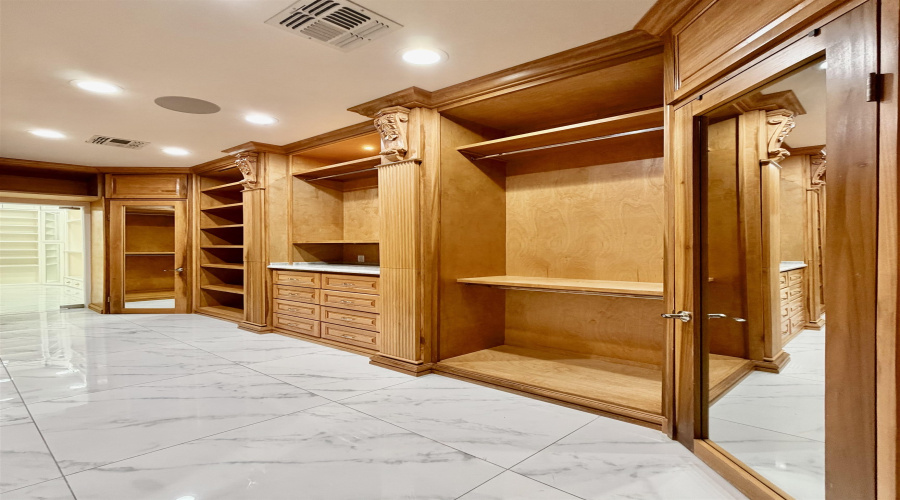 115 Crenshaw Dr, Laredo, Texas 78045, 3 Bedrooms Bedrooms, 9 Rooms Rooms,4 BathroomsBathrooms,Residential,For Sale,115 Crenshaw Dr,20255291