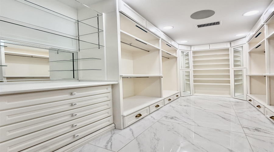 115 Crenshaw Dr, Laredo, Texas 78045, 3 Bedrooms Bedrooms, 9 Rooms Rooms,4 BathroomsBathrooms,Residential,For Sale,115 Crenshaw Dr,20255291