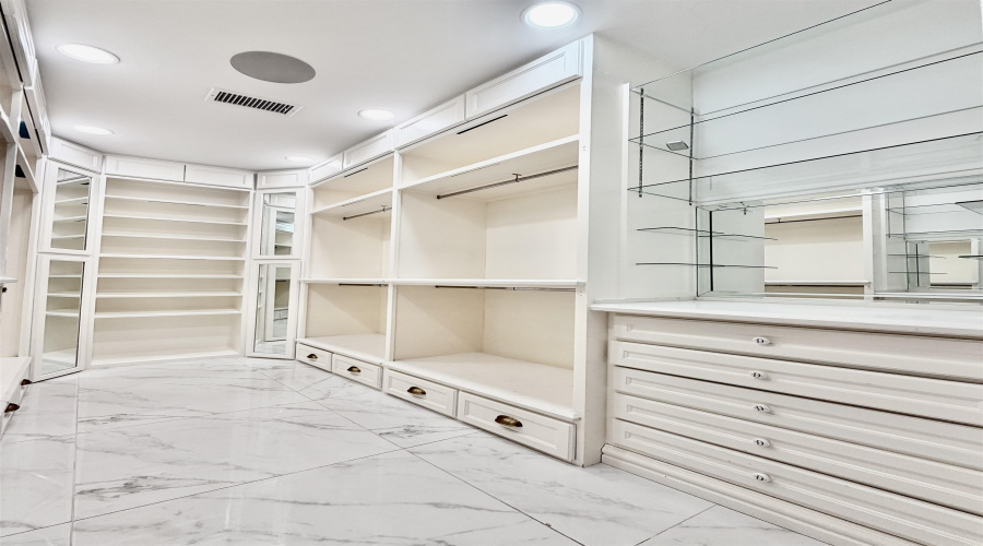 115 Crenshaw Dr, Laredo, Texas 78045, 3 Bedrooms Bedrooms, 9 Rooms Rooms,4 BathroomsBathrooms,Residential,For Sale,115 Crenshaw Dr,20255291