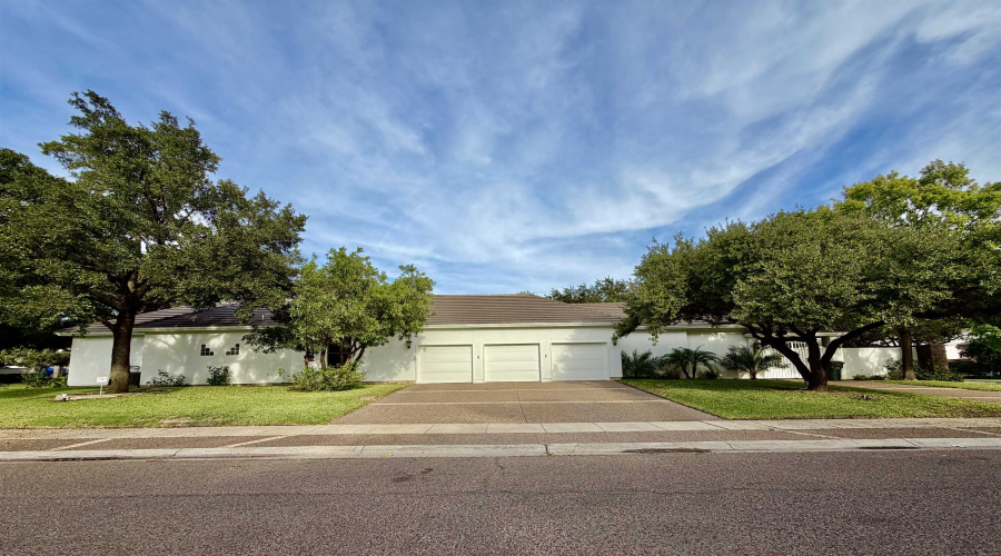 115 Crenshaw Dr, Laredo, Texas 78045, 3 Bedrooms Bedrooms, 9 Rooms Rooms,4 BathroomsBathrooms,Residential,For Sale,115 Crenshaw Dr,20255291