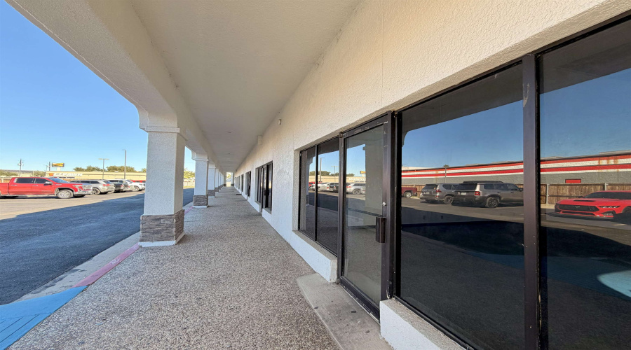 709 Alta Vista Dr, LAREDO, Texas 78045, 6 Rooms Rooms,1 BathroomBathrooms,Commercial retail/office,For Rent,709 Alta Vista Dr,20255306