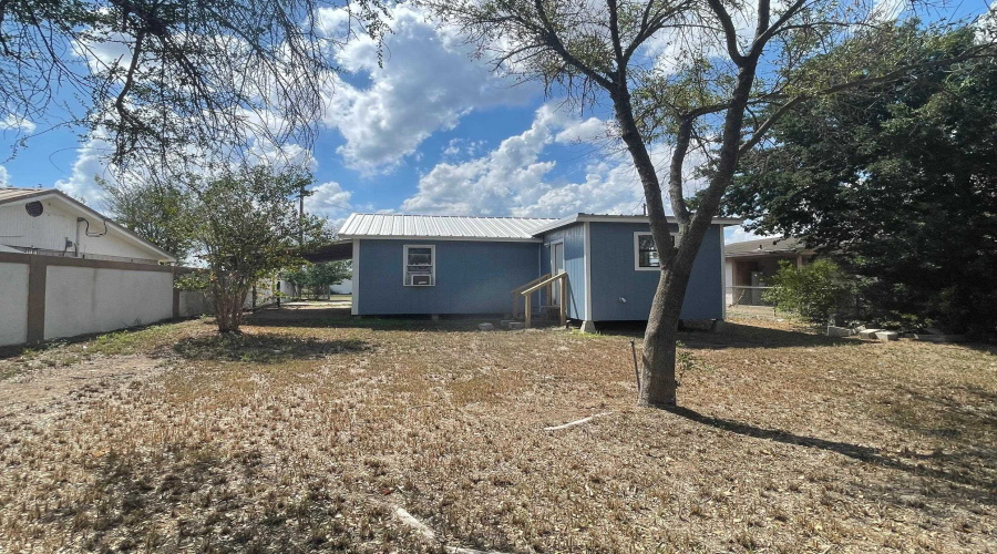 103 E David, Hebbronville, Texas 78361, 2 Bedrooms Bedrooms, 5 Rooms Rooms,1 BathroomBathrooms,Residential,For Sale,103 E David,20255307