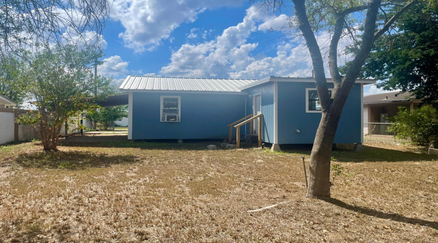 103 E David, Hebbronville, Texas 78361, 2 Bedrooms Bedrooms, 5 Rooms Rooms,1 BathroomBathrooms,Residential,For Sale,103 E David,20255307