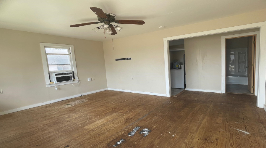 103 E David, Hebbronville, Texas 78361, 2 Bedrooms Bedrooms, 5 Rooms Rooms,1 BathroomBathrooms,Residential,For Sale,103 E David,20255307