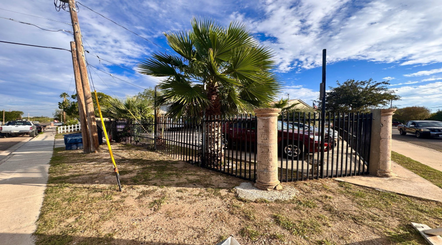 1301 Meadow Ave, LAREDO, Texas 78040, 1 Room Rooms,2 BathroomsBathrooms,Commercial retail/office,For Sale,1301 Meadow Ave,20255316