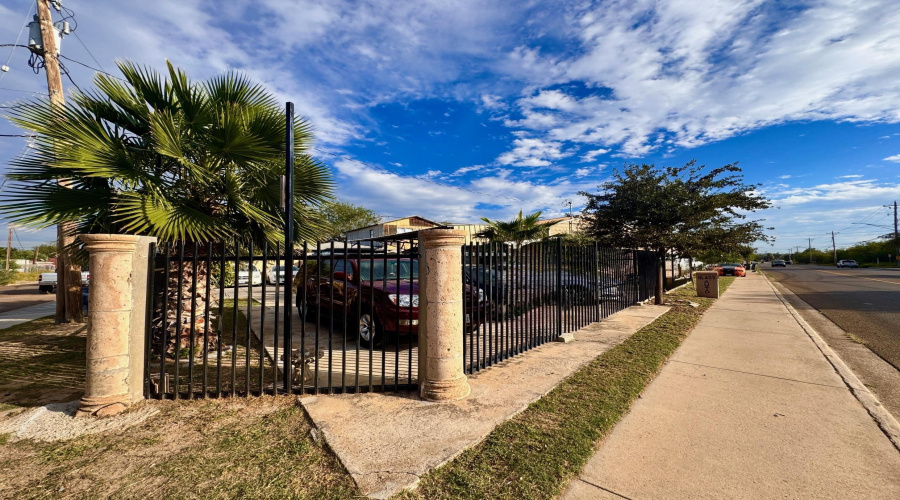 1301 Meadow Ave, LAREDO, Texas 78040, 1 Room Rooms,2 BathroomsBathrooms,Commercial retail/office,For Sale,1301 Meadow Ave,20255316