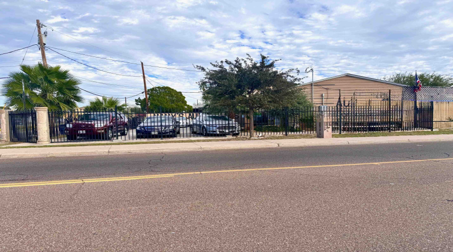 1301 Meadow Ave, LAREDO, Texas 78040, 1 Room Rooms,2 BathroomsBathrooms,Commercial retail/office,For Sale,1301 Meadow Ave,20255316