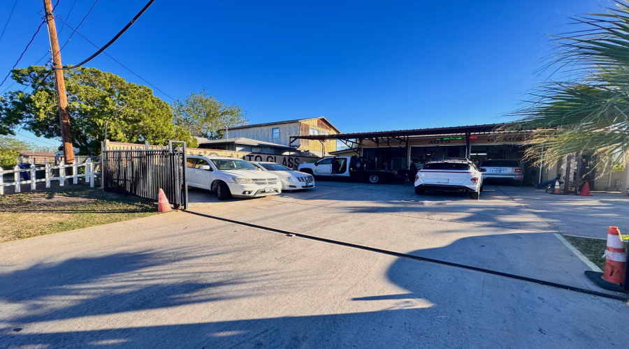 1301 Meadow Ave, LAREDO, Texas 78040, 1 Room Rooms,2 BathroomsBathrooms,Commercial retail/office,For Sale,1301 Meadow Ave,20255316