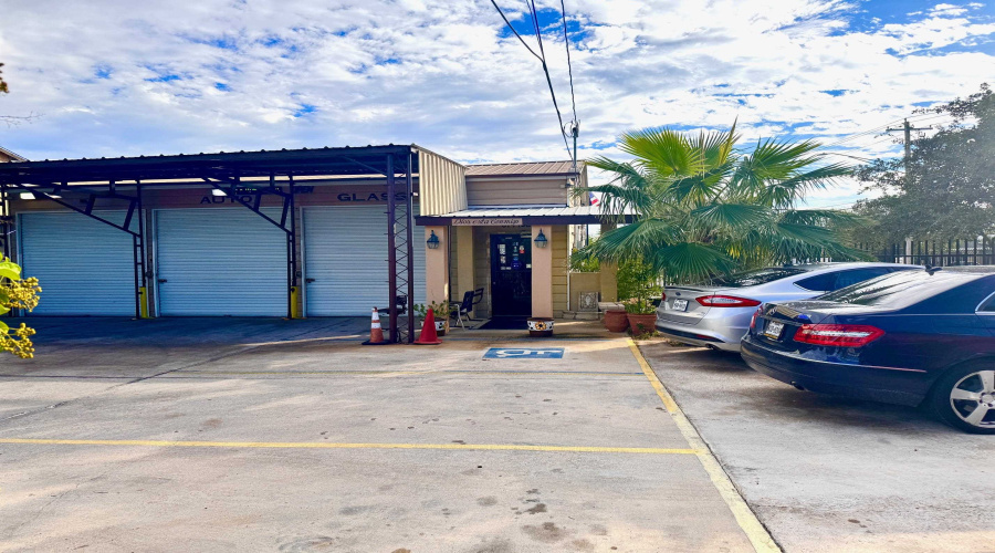 1301 Meadow Ave, LAREDO, Texas 78040, 1 Room Rooms,2 BathroomsBathrooms,Commercial retail/office,For Sale,1301 Meadow Ave,20255316