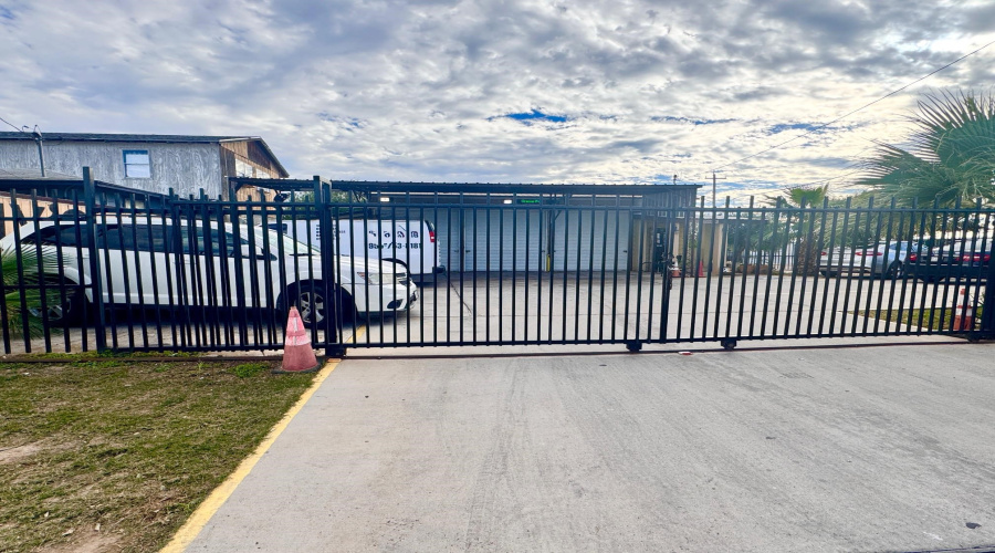 1301 Meadow Ave, LAREDO, Texas 78040, 1 Room Rooms,2 BathroomsBathrooms,Commercial retail/office,For Sale,1301 Meadow Ave,20255316