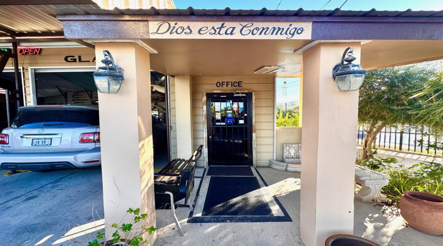 1301 Meadow Ave, LAREDO, Texas 78040, 1 Room Rooms,2 BathroomsBathrooms,Commercial retail/office,For Sale,1301 Meadow Ave,20255316