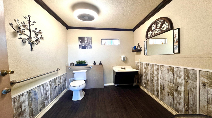 1301 Meadow Ave, LAREDO, Texas 78040, 1 Room Rooms,2 BathroomsBathrooms,Commercial retail/office,For Sale,1301 Meadow Ave,20255316