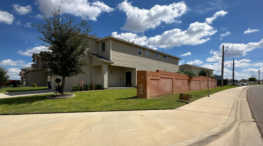 4301 Regina Dr., Laredo, Texas 78046, 3 Bedrooms Bedrooms, 5 Rooms Rooms,2 BathroomsBathrooms,Residential,For Sale,4301 Regina Dr.,20255315