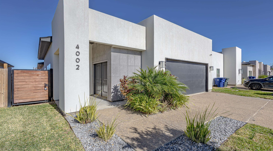 4002 Bella St., Laredo, Texas 78046, 4 Bedrooms Bedrooms, 6 Rooms Rooms,2 BathroomsBathrooms,Residential,For Sale,4002 Bella St.,20255317