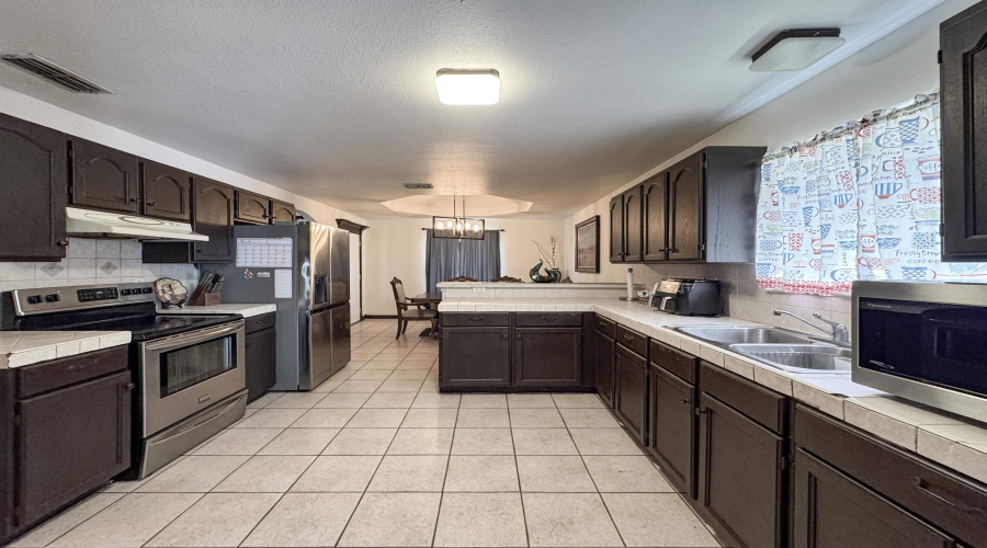 1811 Avenida Los Presidentes, Laredo, Texas 78046, 3 Bedrooms Bedrooms, 5 Rooms Rooms,2 BathroomsBathrooms,Residential,For Sale,1811 Avenida Los Presidentes,20255325