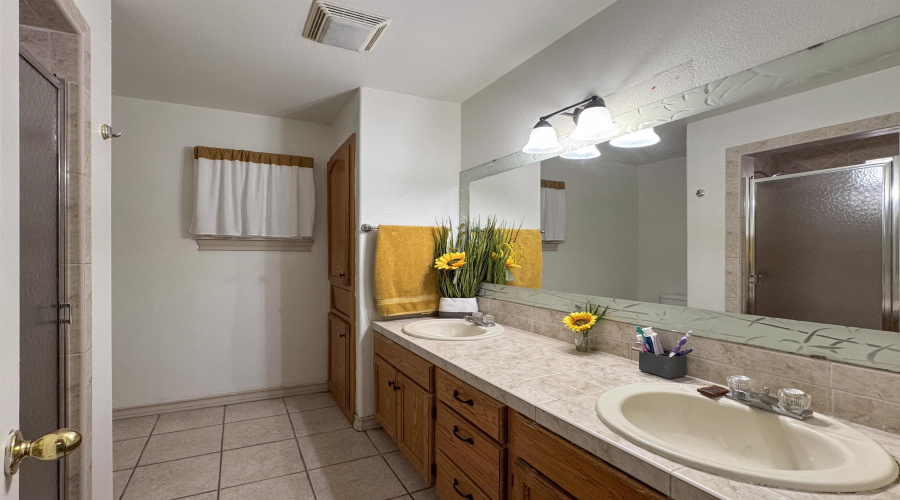 1811 Avenida Los Presidentes, Laredo, Texas 78046, 3 Bedrooms Bedrooms, 5 Rooms Rooms,2 BathroomsBathrooms,Residential,For Sale,1811 Avenida Los Presidentes,20255325