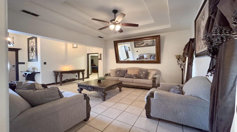 1811 Avenida Los Presidentes, Laredo, Texas 78046, 3 Bedrooms Bedrooms, 5 Rooms Rooms,2 BathroomsBathrooms,Residential,For Sale,1811 Avenida Los Presidentes,20255325