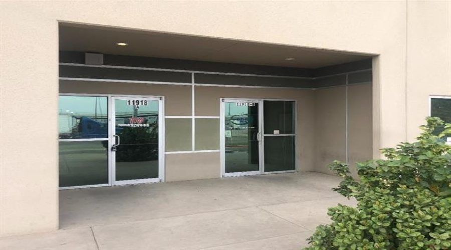 11918 Conley Rd, Laredo, Texas 78045, 1 Bedroom Bedrooms, 11 Rooms Rooms,3 BathroomsBathrooms,Commercial/industrial,For Rent,11918 Conley Rd,20255331