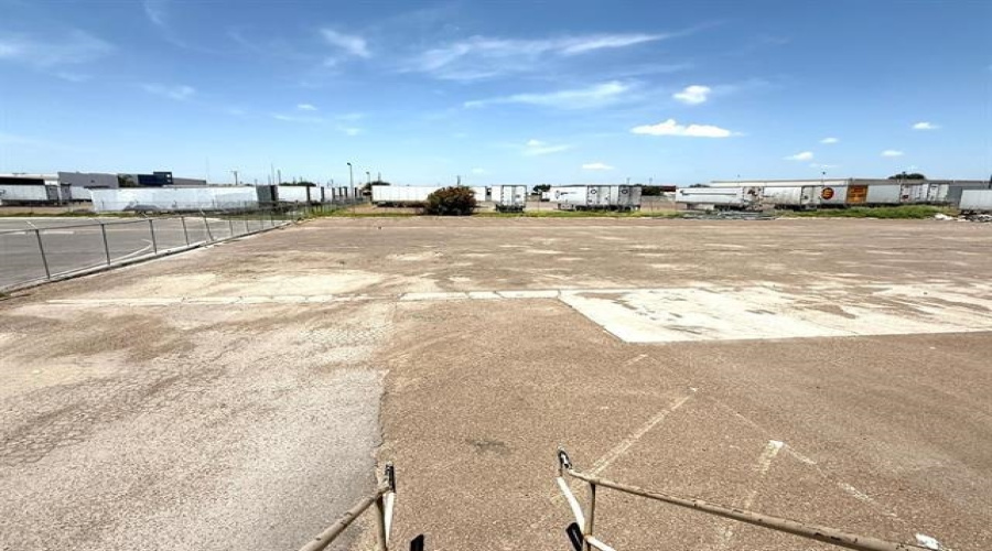11918 Conley Rd, Laredo, Texas 78045, 1 Bedroom Bedrooms, 11 Rooms Rooms,3 BathroomsBathrooms,Commercial/industrial,For Rent,11918 Conley Rd,20255331