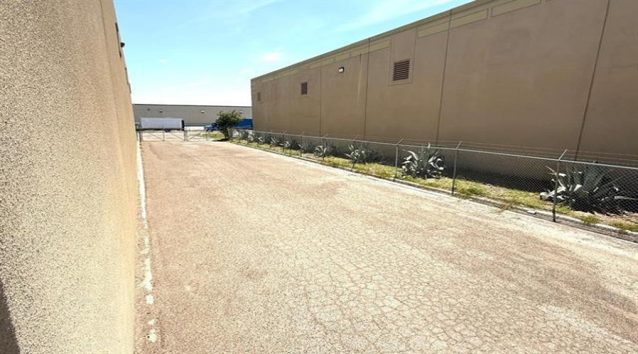 11918 Conley Rd, Laredo, Texas 78045, 1 Bedroom Bedrooms, 11 Rooms Rooms,3 BathroomsBathrooms,Commercial/industrial,For Rent,11918 Conley Rd,20255331