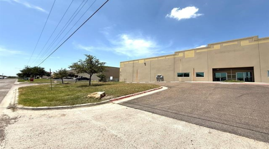 11918 Conley Rd, Laredo, Texas 78045, 1 Bedroom Bedrooms, 11 Rooms Rooms,3 BathroomsBathrooms,Commercial/industrial,For Rent,11918 Conley Rd,20255331
