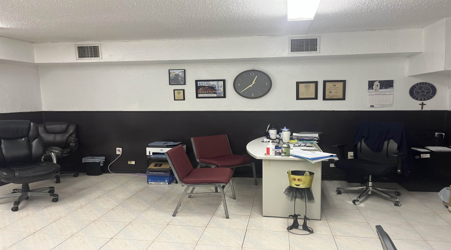 1019 San Bernardo Ave, Laredo, Texas 78040, 1 Room Rooms,1 BathroomBathrooms,Commercial retail/office,For Rent,1019 San Bernardo Ave,20255336