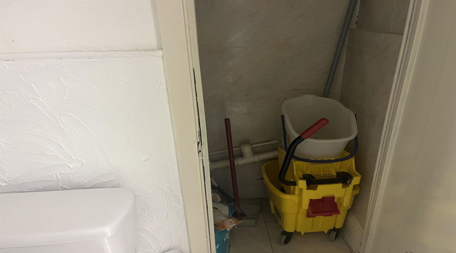 1019 San Bernardo Ave, Laredo, Texas 78040, 1 Room Rooms,1 BathroomBathrooms,Commercial retail/office,For Rent,1019 San Bernardo Ave,20255336