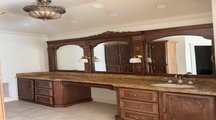 326 Regal Dr, Laredo, Texas 78041, 5 Bedrooms Bedrooms, 12 Rooms Rooms,5 BathroomsBathrooms,Residential,For Sale,326 Regal Dr,20255363